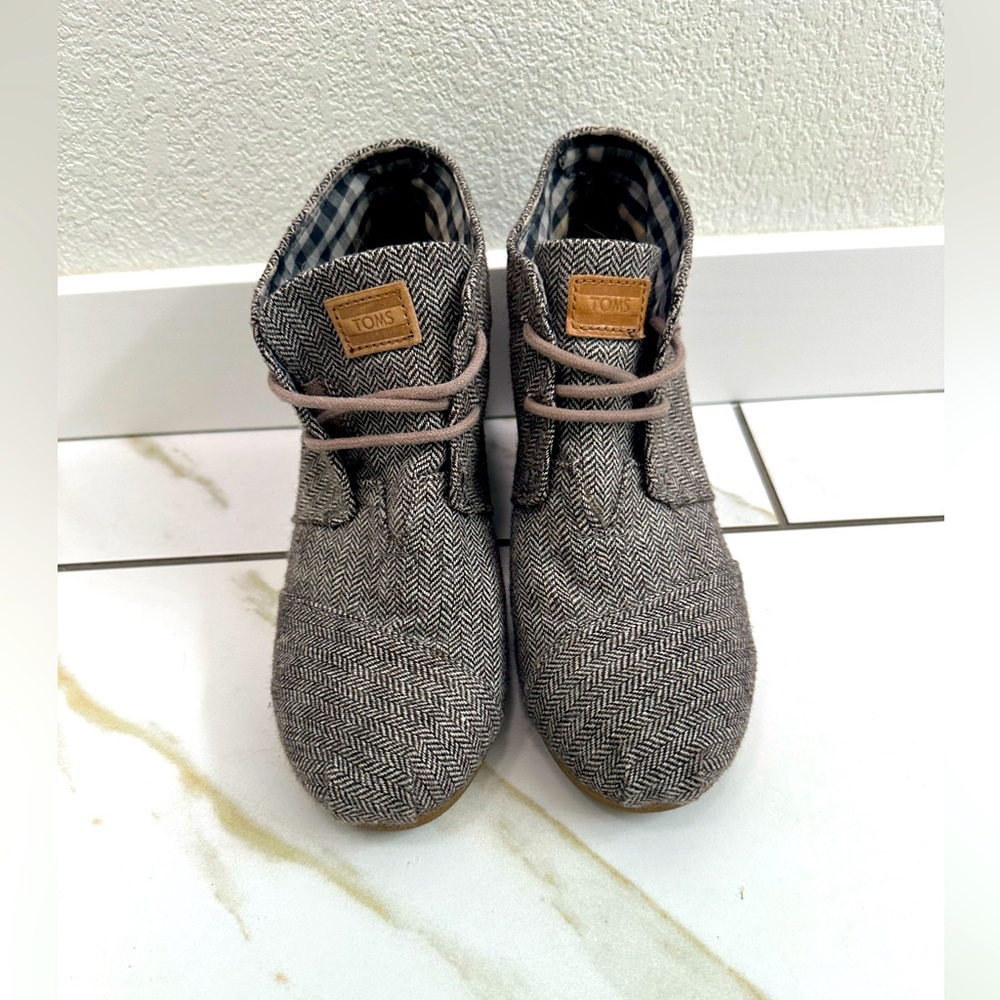 TOMS Grey Wedges (Women's Size 7)